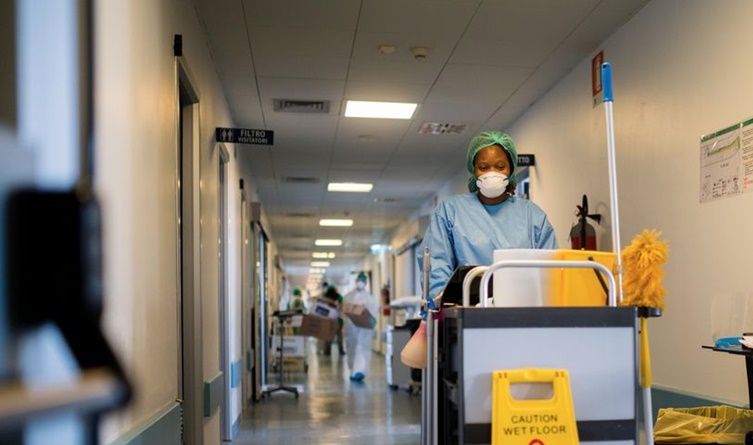 Faxineiros: os heróis que poucos reconhecem nos hospitais